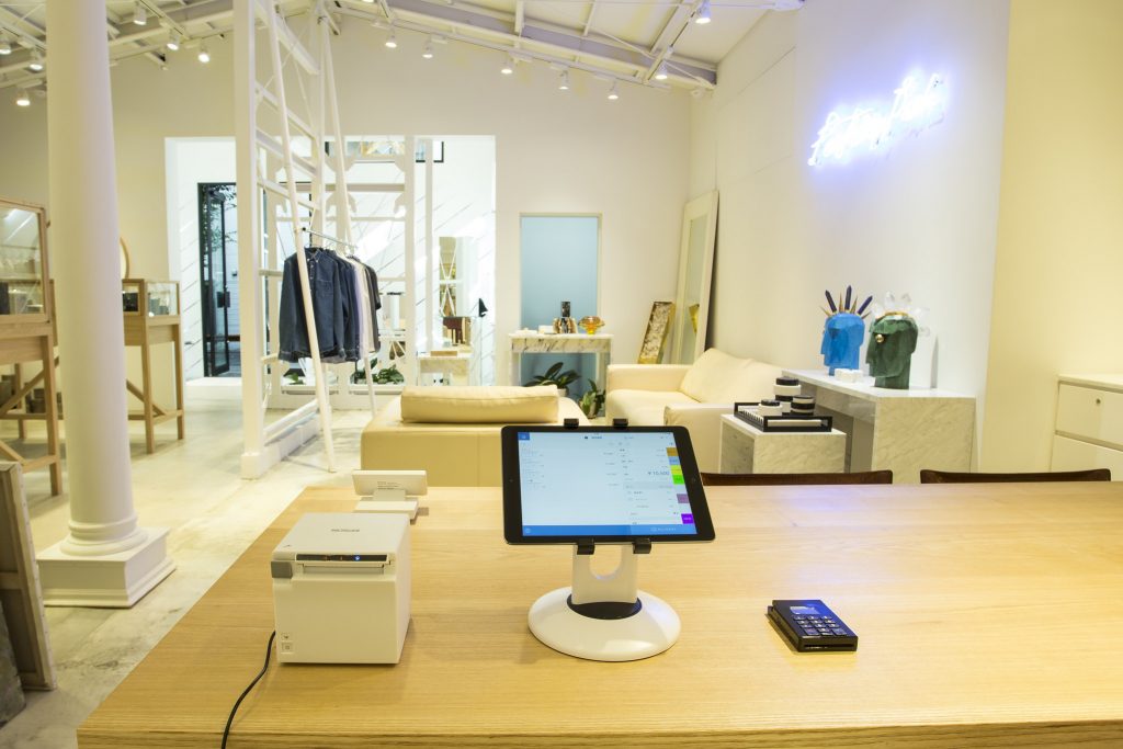 生活雑貨店のレジに設置されたスマレジ。